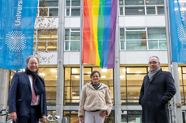 Regenbogenflagge an der Universität Stuttgart